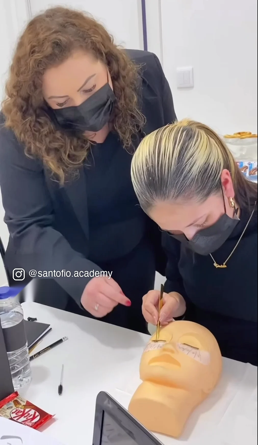 Formadora e aluna em prática — Santo Fio Academy