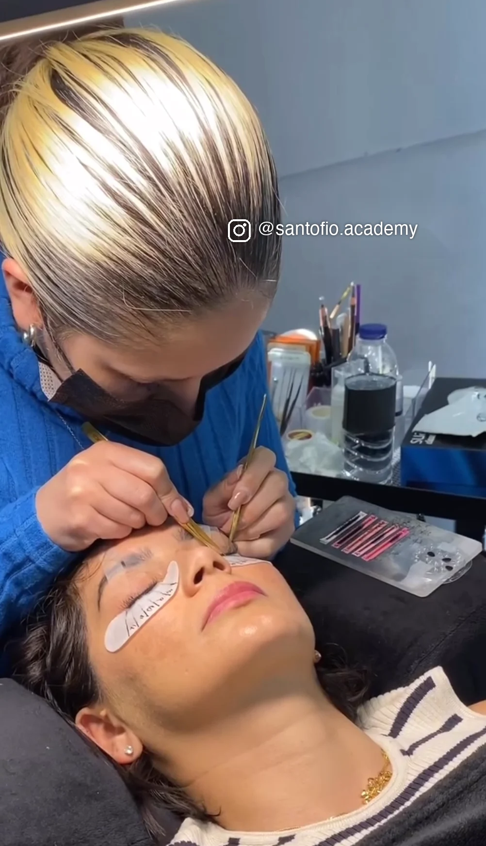 Aluna em prática de extensão de pestanas — Santo Fio Academy