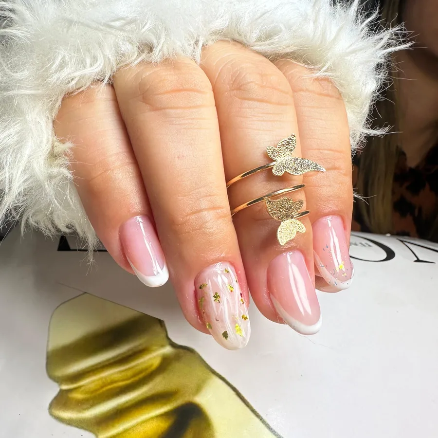 Nail art em tons de nude