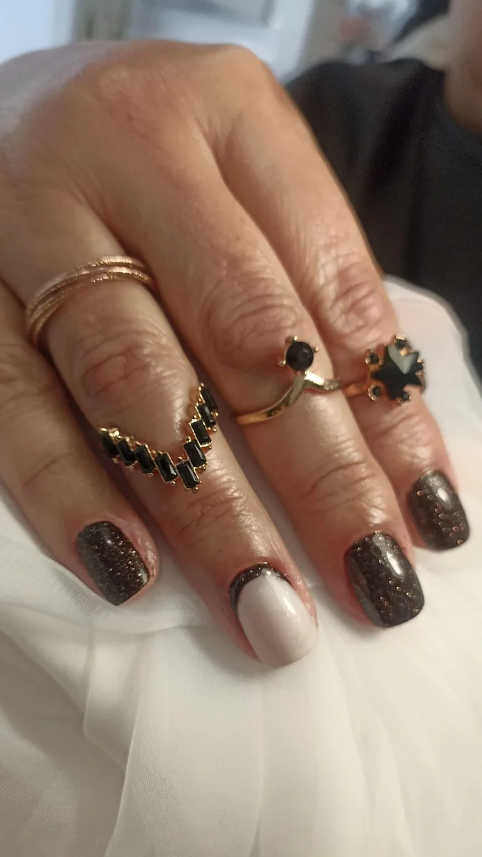 Manicure em tons de rosa