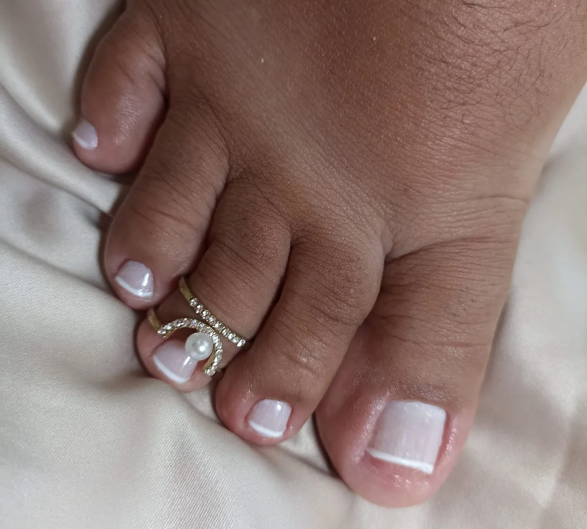 Pedicure francesa com anel de dedo